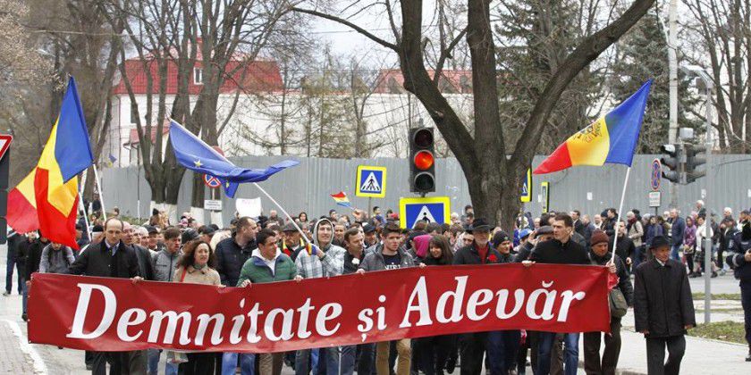 Năstase pare să nu nu fie deranjat de trecutul unor colegi, în special al fratelui său, Vasile Năstase, și afirmă că oamenii pot să se schimbe.