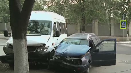Водитель микроавтобуса говорит, что ехал по правилам, а виновником ДТП считает водителя автомобиля.