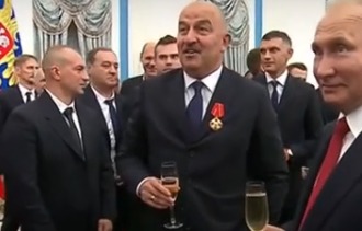 Черчесов запретил футболистам выпить на приеме в Кремле.