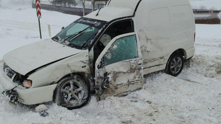 Accident la Peresecina: Două mașini, lovite frontal. Un om e rănit