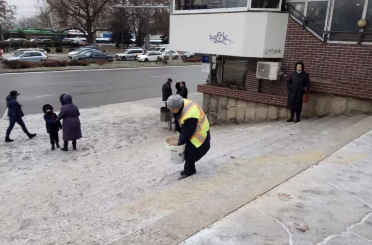 Сегодня было рассыпано 13 тонн противоскользящего материала.