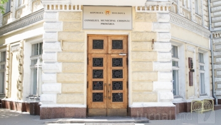 Un funcţionar de la primărie a fost reţinut de oamenii legii.