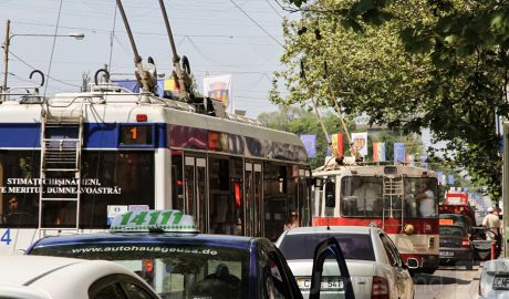 În perioada estivală, pe străzile din capitală vor circula mai puţine autobuze şi troleibuze.