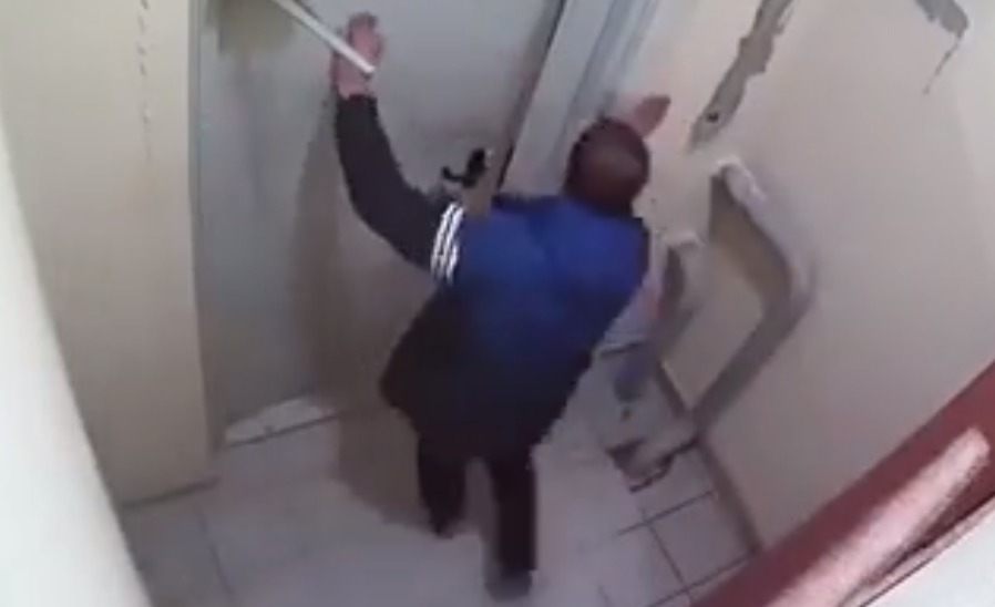 Beat criță, un bărbat încearcă ore în șir să deschidă ușa blocului