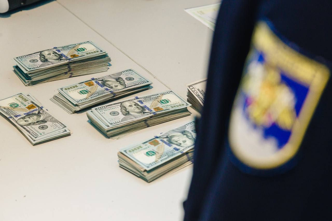 Таможенники пресекли попытку вывоза незадекларированной валюты.