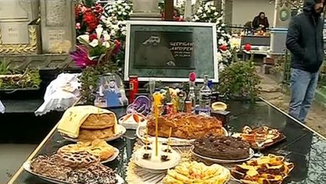 На кладбище несли только отборные угощения.