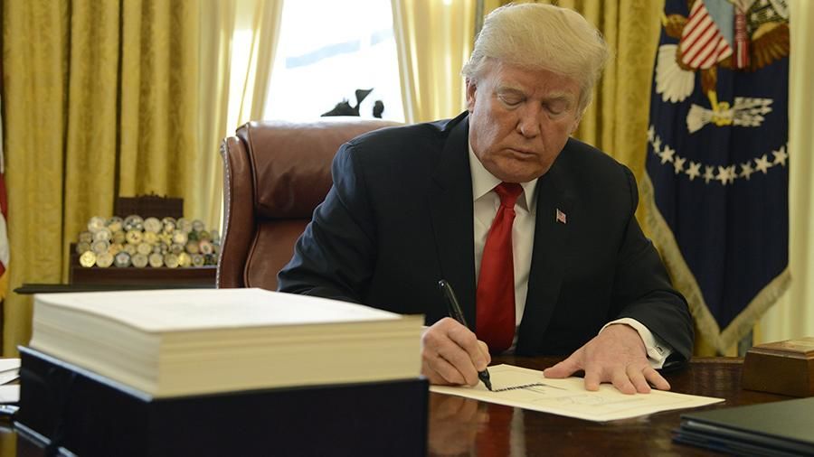 Президент США Дональд Трамп продлил режим санкций за "иностранное вмешательство в выборы".
