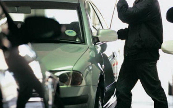 A furat o mașină, apoi a sunat proprietara să o întrebe cum se pornește