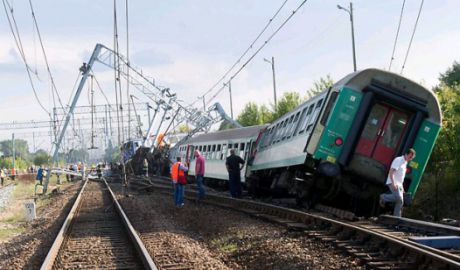 12 persoane au decedat după ce un tren a derapat în Pakistan. Foto: observator.tv