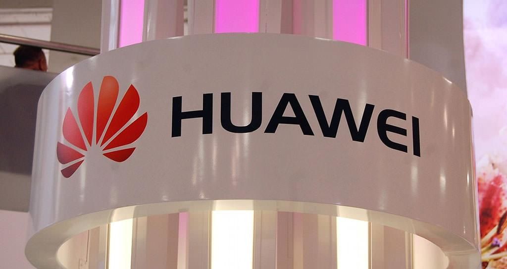 Huawei запатентовала складной смартфон.