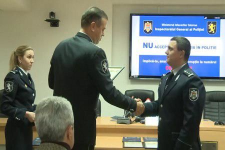 Полицейские, получившие дипломы, говорят, что и в дальнейшем будут так поступать.