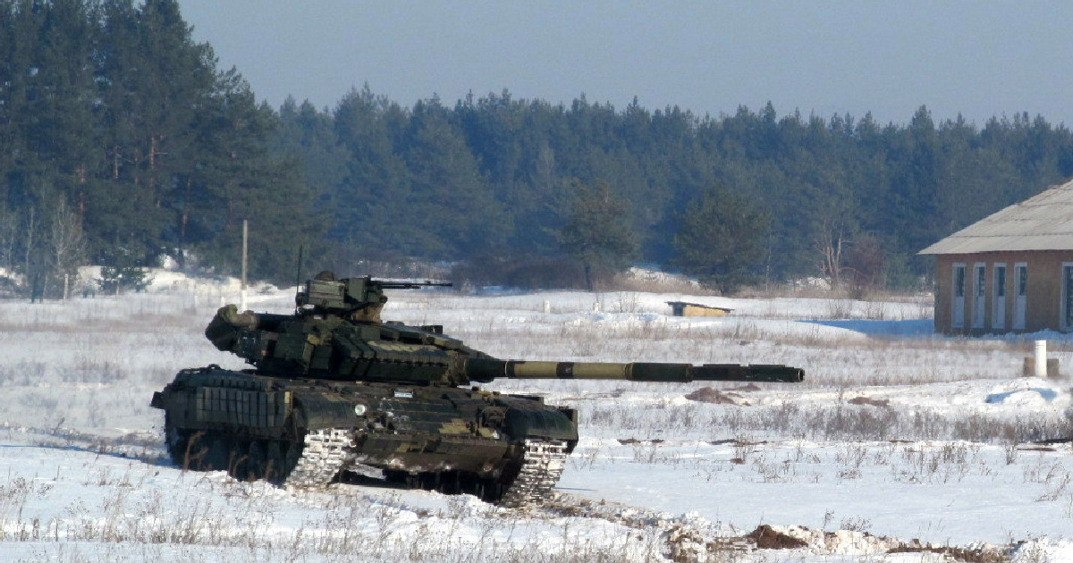 ВСУ перебросили в Донбасс два состава с танками и другим вооружением. 