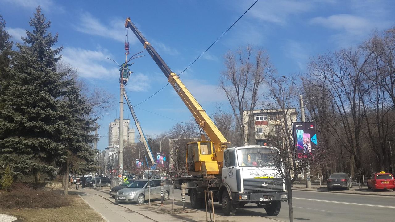 На Рышкановке восстанавливают уличное освещение.