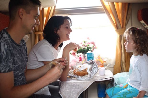 Сейчас между Одессой и Кишиневом курсирует старый поезд из 4 вагонов с сидячими местами. 