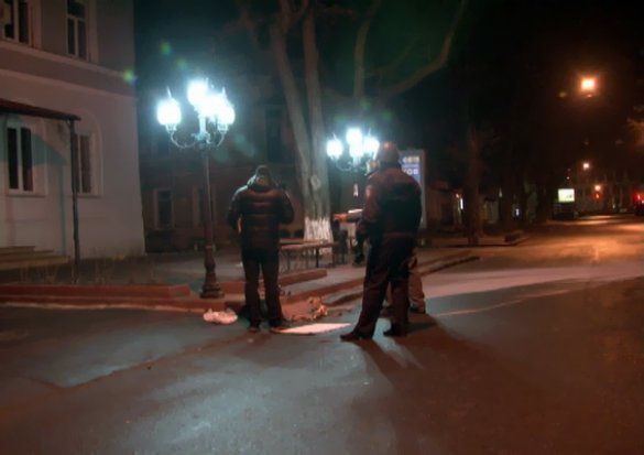 Сотрудники милиции эвакуировали жителей жилого дома и посетителей бара в количестве 30 человек.