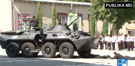 Для ветеранов по случаю праздника подготовили дипломы и медали.