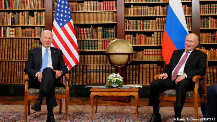 Путин и Байден на встрече в Женеве обменялись подарками.