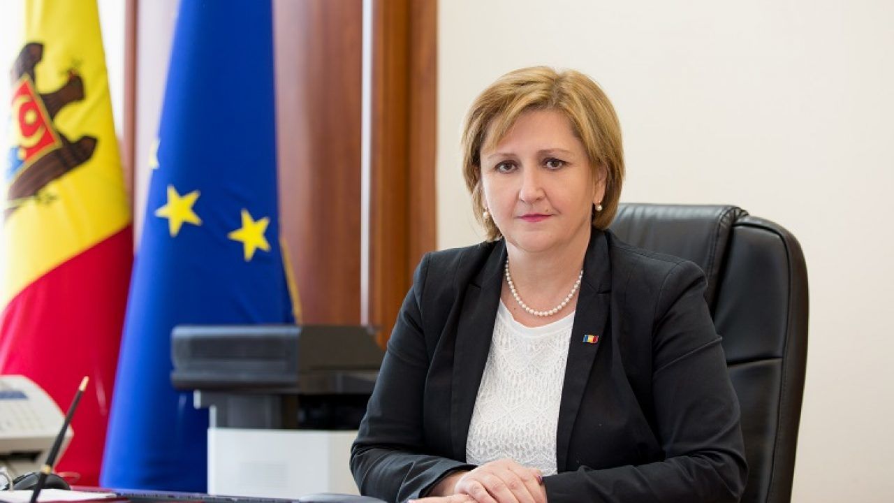 Чиновница, подозреваемая в злоупотреблениях, вернулась в правительство.