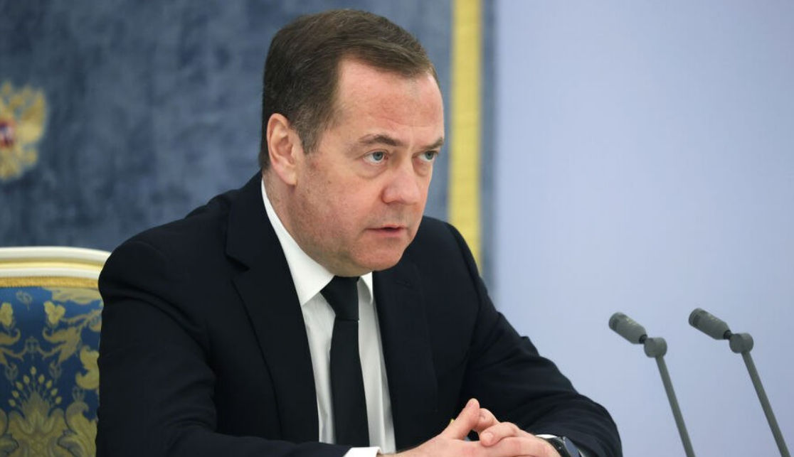 Медведев: Удар США по позициям России в Украине приведет к войне.