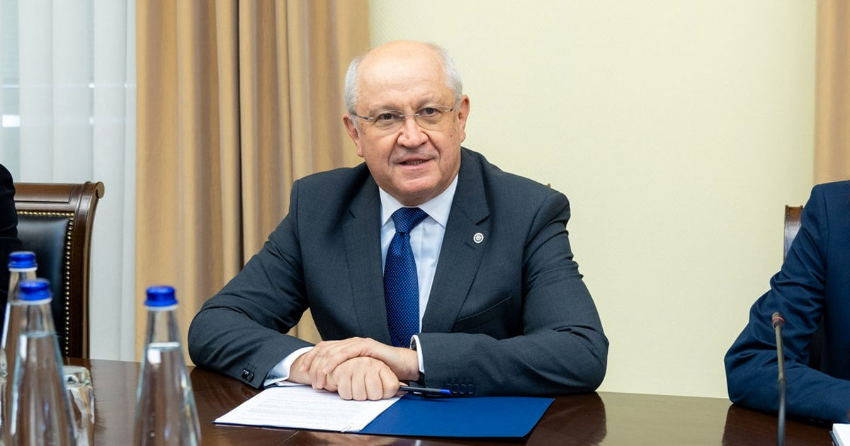 Munteanu a rugat jurnaliștii să „nu-i mai rețină pe miniștri” înainte de ședința Guvernului.