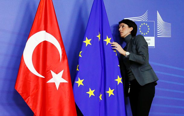 Отмена виз для Турции привлечет "преступников и террористов".