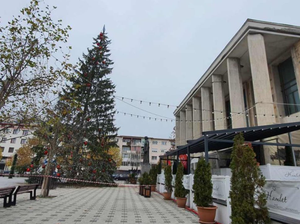 В румынском городе криво установили ель: горожане сравнили ее с Пизанской башней.