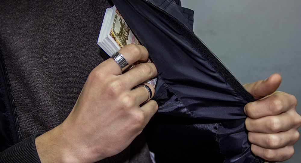 Dacă va fi găsit vinovat, bănuitul riscă o pedeapsă cu închisoare de până la 6 ani sau amendă în mărime de la 60 mii la 80 mii de lei.