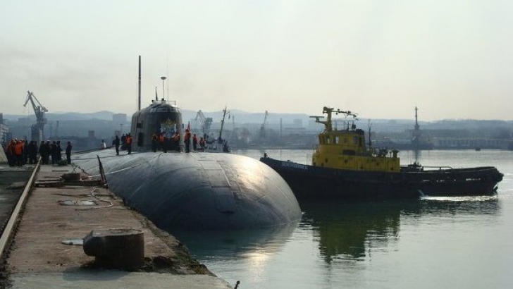 Un incendiu a izbucnit luni la bordul unui submarin nuclear rus în cursul unor reparaţii, pe un şantier naval în Extremul Orient.