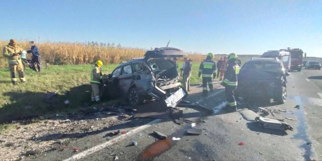 Accident la Peresecina: Cel puțin trei mașini au fost grav avariate.