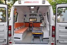 O ambulanță care transporta un pacient a ajuns ieri în nămeți, după ce a derapat.