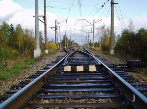 Грузовик с ветрогенератором застрял на железнодорожном переезде в Окнице.