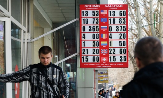 Leul continuă să se deprecieze în raport cu moneda unică europeană.