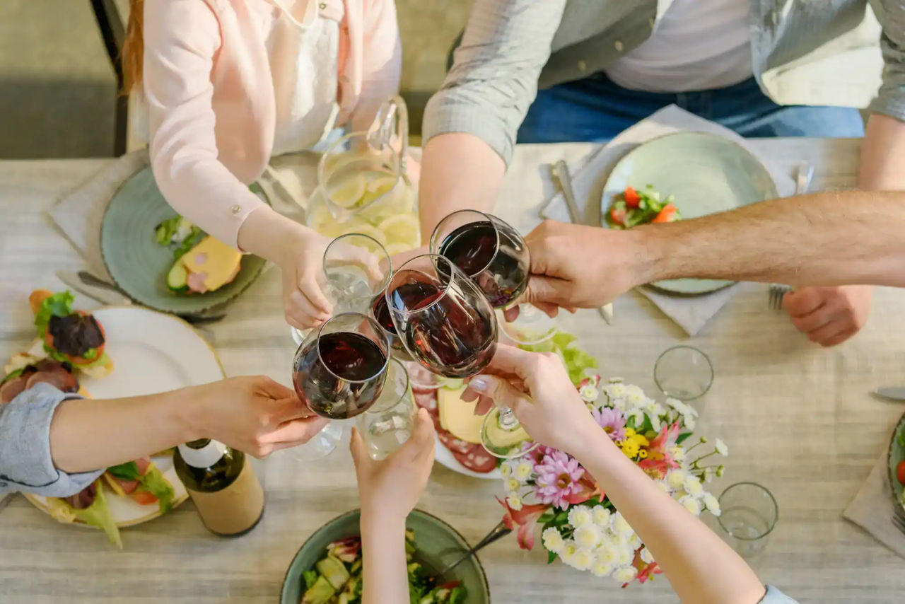 Studiu: Consumul de alcool înainte de masă îmbunătățește percepția gustului preparatelor.