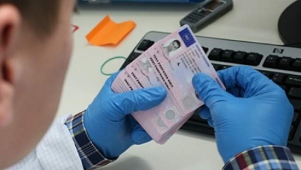 Numărul şoferilor cercetaţi de angajații Poliției de Frontieră, pentru prezentarea permiselor de conducere false, a crescut considerabil.