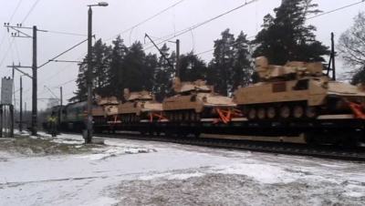 O garnitură de tren încărcată cu vehicule blindate americane a fost filmată în Letonia, în gara Dalebe, la mai puțin de 300 km de granița cu Rusia.