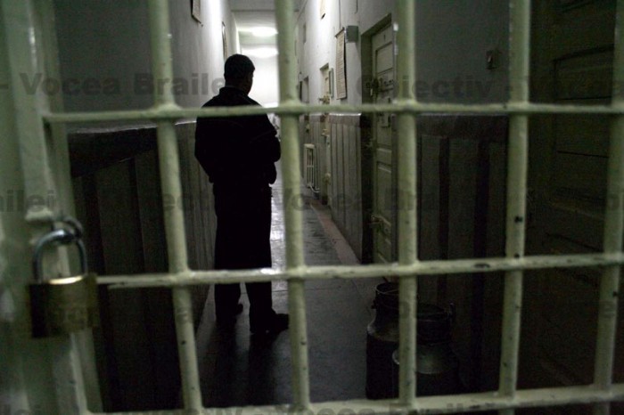 Sosit la faţa locului, medicul de gardă al penitenciarului a constatat decesul condamnatului.