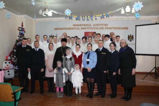 На праздники тюрьмы посетили колядующие.