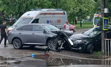 На Албишоаре произошло лобовое столкновение автомобилей.