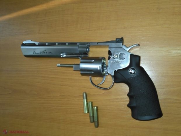 Revolver trimis prin poștă din R. Moldova în Canada. Foto: customs.gov.md