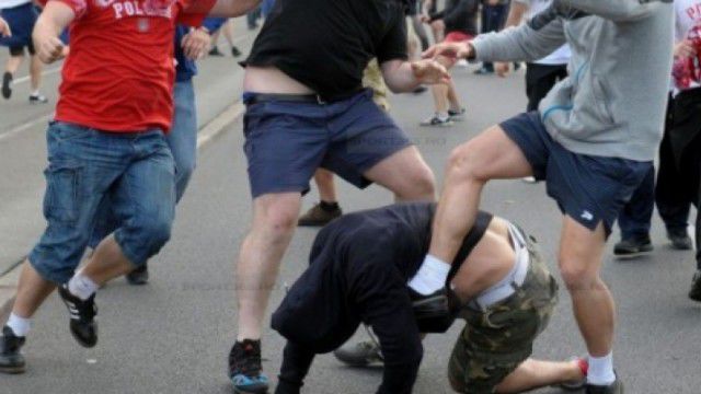 Mai mulţi tineri beţi s-au luat la ceartă cu poliţiştii. Foto: publika.md