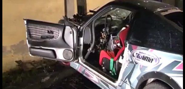 Italia, un moldovean s-a izbit cu un bolid-vedetă într-un copac. Foto: captura video