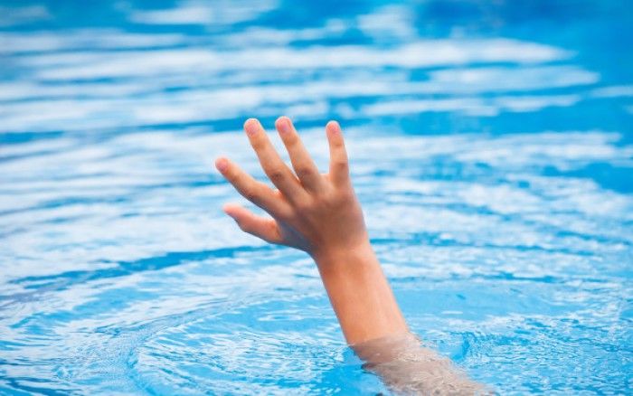O fetiță de cinci ani s-a înecat în într-un lac din localitate. 