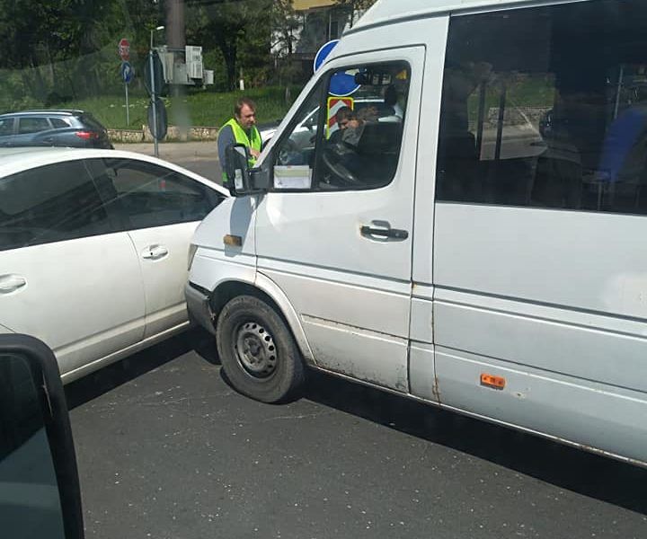 На Рышкановке столкнулись рейсовый автобус и машина такси.