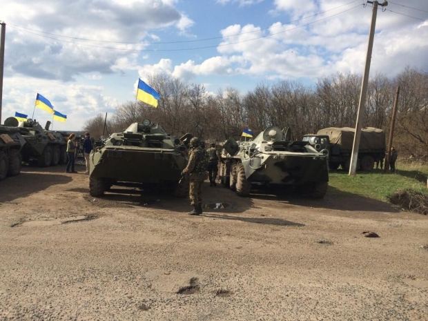 В пригороде Луганска на дороге у леса остановлена колонна из шести БТР и шести гаубиц, которые направлялись в сторону областного центра.