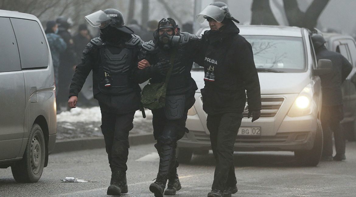 В Казахстане задержали радикалов, «снабжавших наркотиками» протестующих.