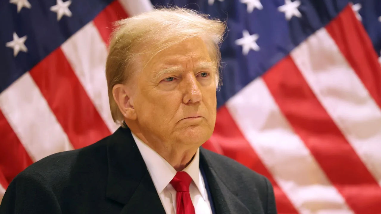 Un judecător a suspendat procesul împotriva lui Trump la New York.