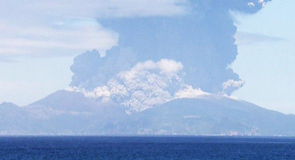 Peste 100 de oameni au fost evacuaţi, vineri, de pe o insulă din sudul Japoniei, după ce un vulcan a erupt cu putere.