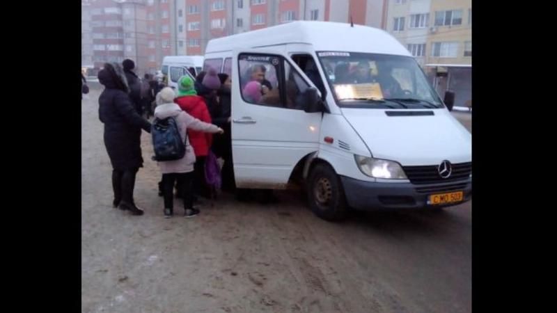 В Дурлештах пассажиры брали штурмом маршрутку. 