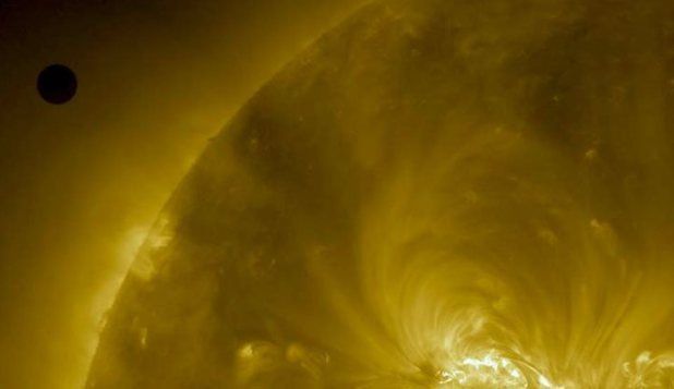 Astronomii au găsit o surpriză ascunsă pe partea întunecată a planetei Venus. Foto: NASA