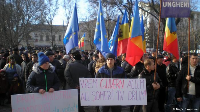 Участники митинга в Кишиневе в поддержку назначения премьером Влада Плахотнюка, 13 января.